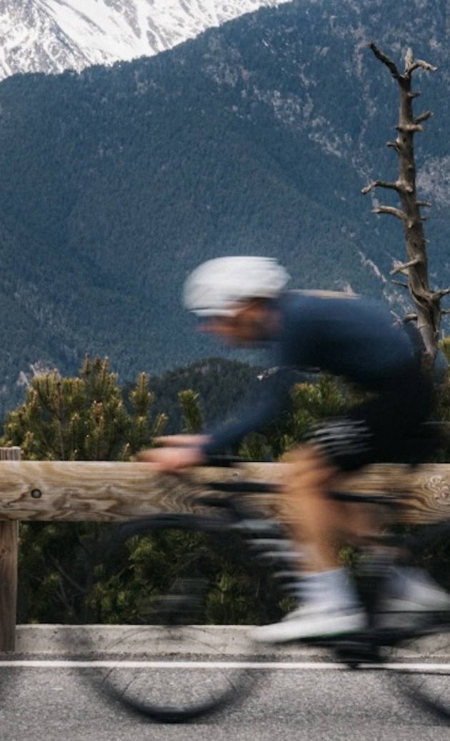 Cycliste en montagne